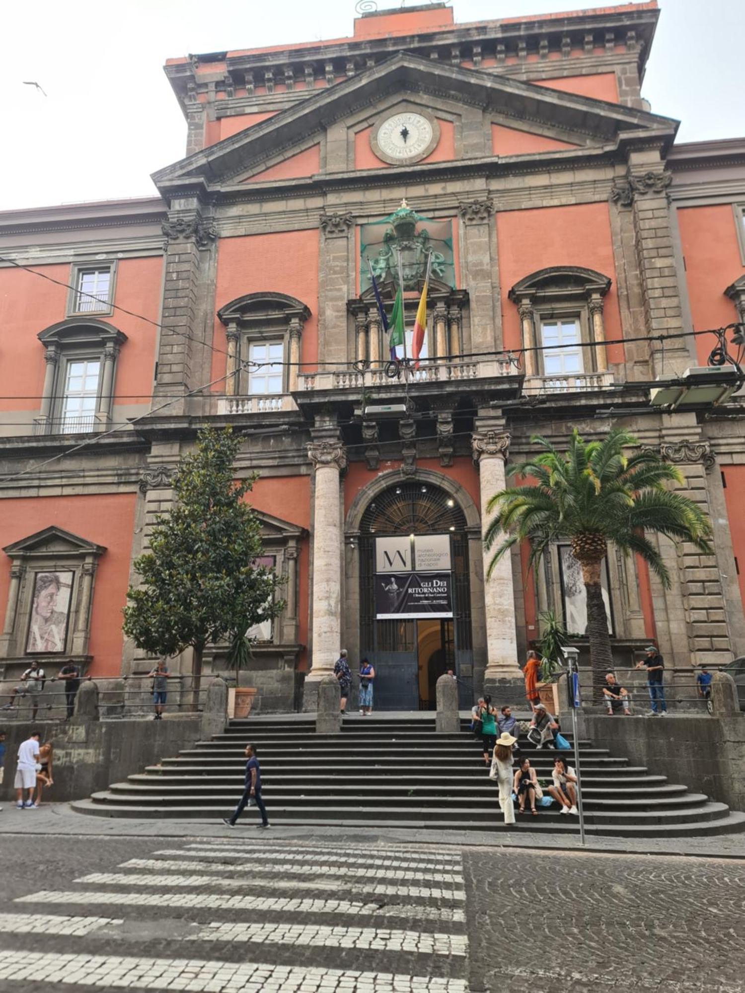 Rosa Al Museo Napoli